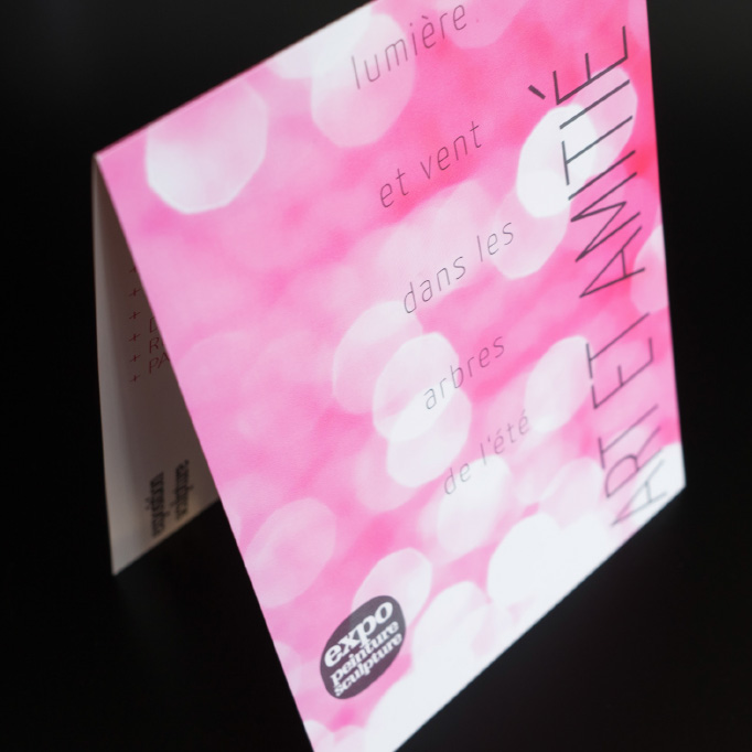 einladungskarte für kunstausstellung in rosa farbe